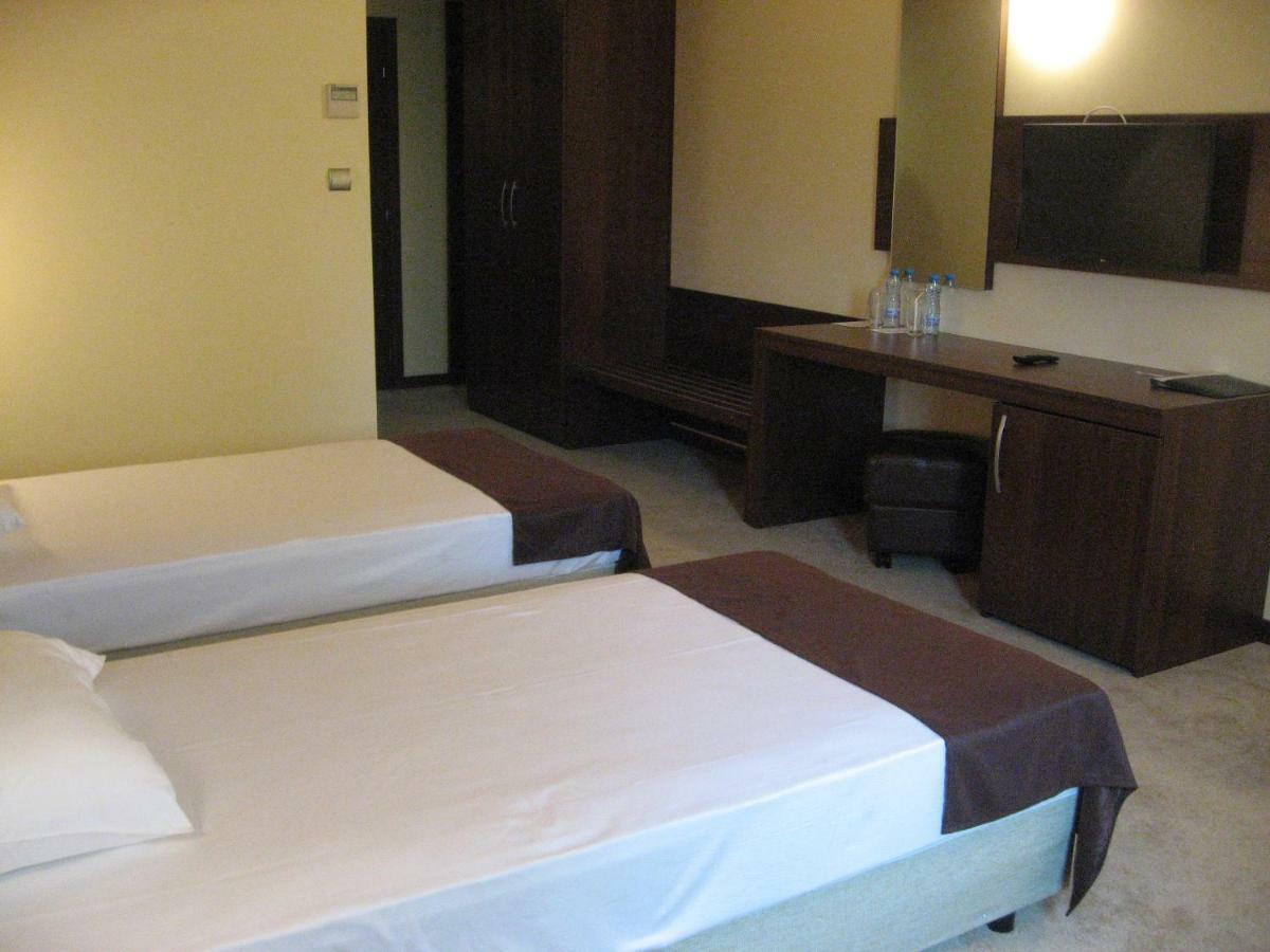Hotel Satellite